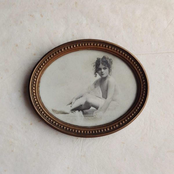 PRETTY GIRL OVAL FRAME