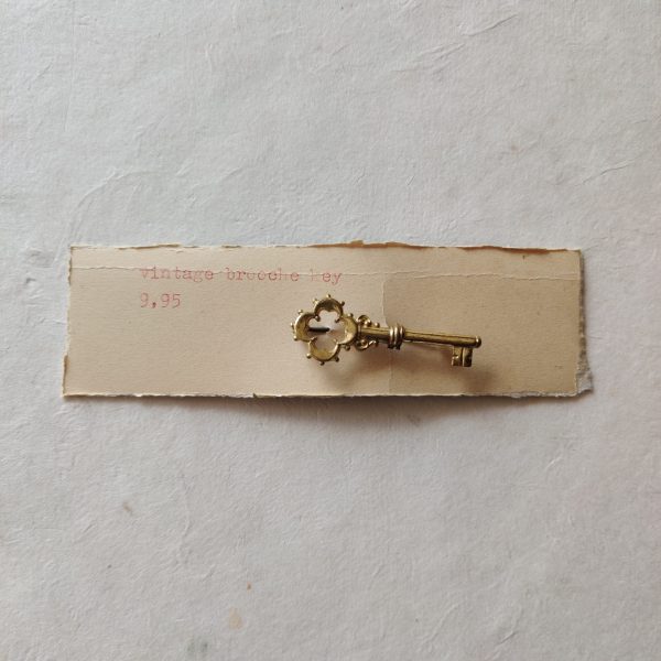 VINTAGE BROOCHE KEY