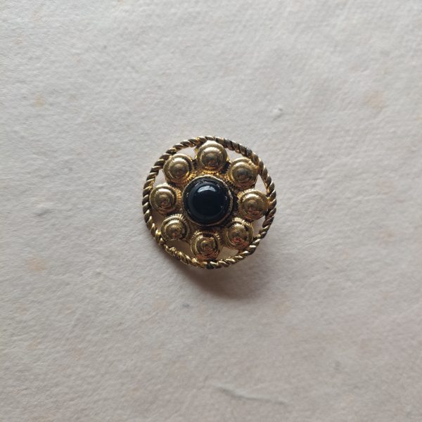 VINTAGE ROUND GOLDEN BROOCHE