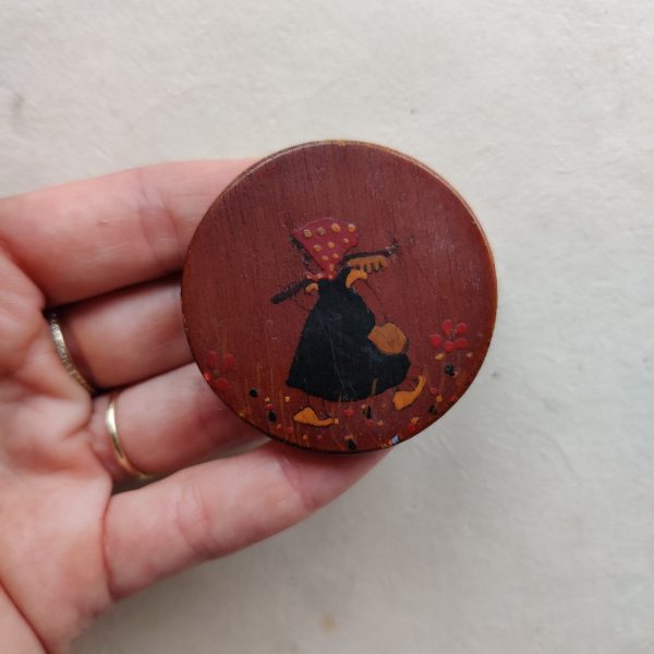WOODEN BROOCHE