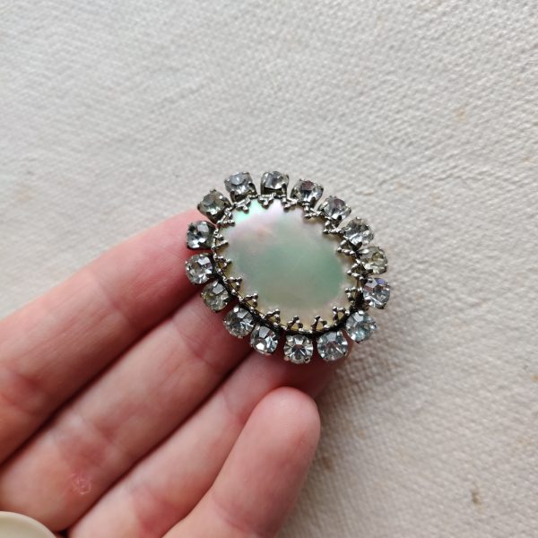 SHELL BROOCHE